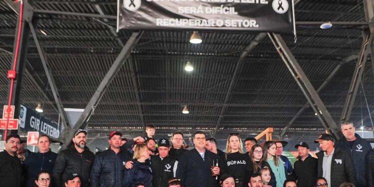 Produtores de leite protestam na Expointer contra a crise que se abate sobre o setor