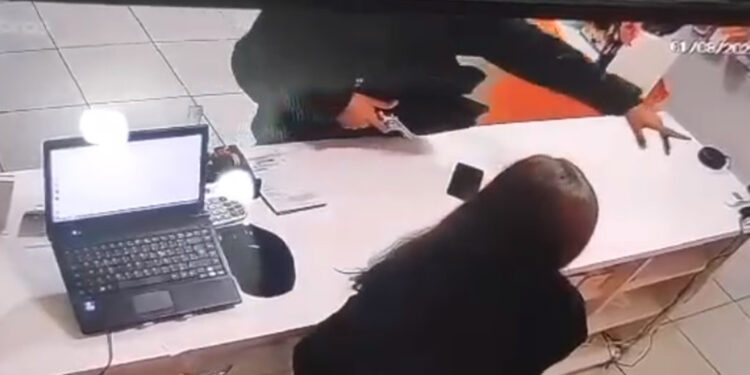 Assalto a loja de celulares em Bento Gonçalves: Bandido armado leva diversos aparelhos eletrônicos