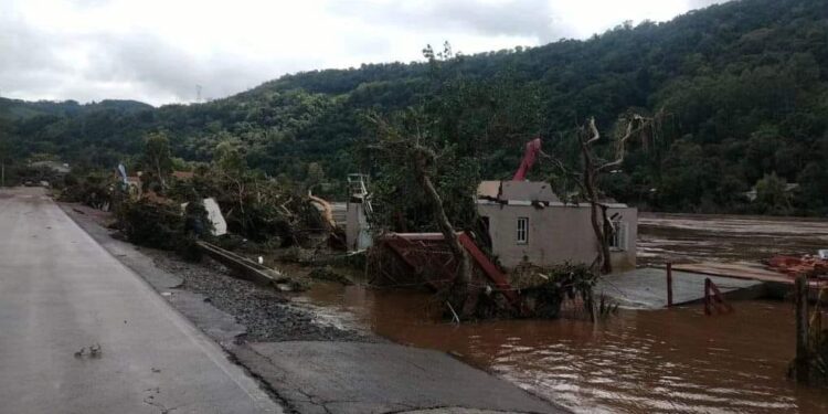 Sobe para 36 o número total de mortes no RS após enchentes