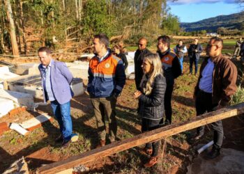 Eduardo Leite visita Santa Tereza, uma das cidades mais atingidas pelas enchentes
