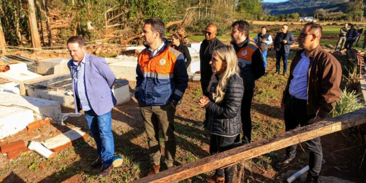 Eduardo Leite visita Santa Tereza, uma das cidades mais atingidas pelas enchentes