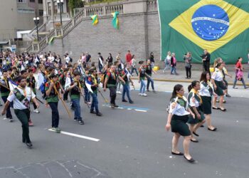 Enchentes e Previsão de Chuvas: Eduardo Leite, Governador do RS, Cancela o Desfile de 7 de Setembro