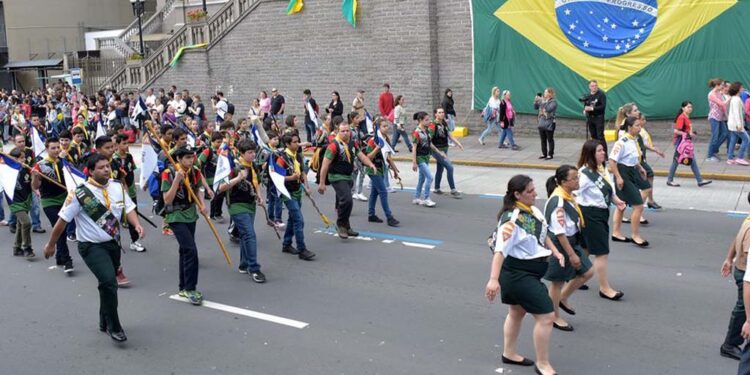 Enchentes e Previsão de Chuvas: Eduardo Leite, Governador do RS, Cancela o Desfile de 7 de Setembro