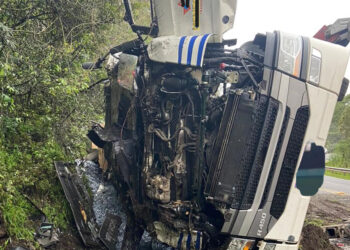 Corpo de motorista é encontrado embaixo da carga de caminhão tombado na ERS-122