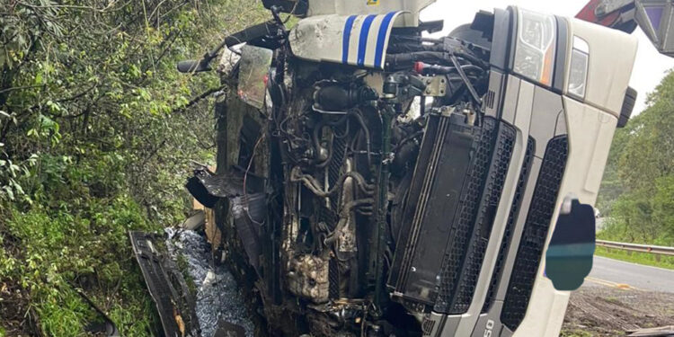 Corpo de motorista é encontrado embaixo da carga de caminhão tombado na ERS-122