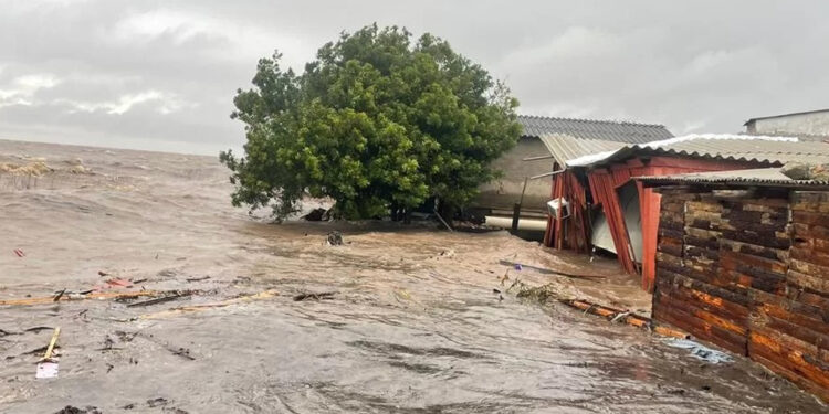 Água da Lagoa dos Patos avança e deixa famílias desalojadas em Tapes