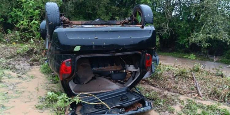 Mulher morre afogada após carro ser arrastado em enchente no Rio Grande do Sul