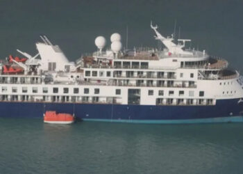 Navio de Cruzeiro Encalhado na Groenlândia com 206 Pessoas a Bordo Aguarda Resgate