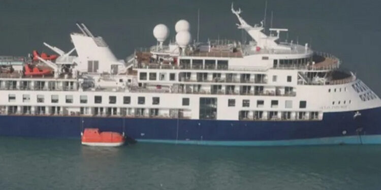 Navio de Cruzeiro Encalhado na Groenlândia com 206 Pessoas a Bordo Aguarda Resgate