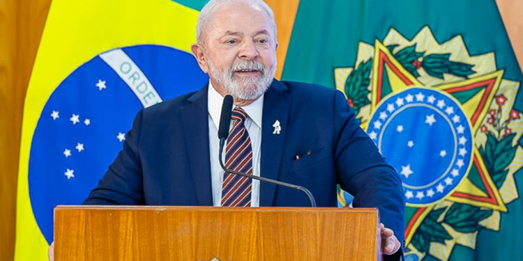 Lula sanciona lei que concede reajuste salarial de 9% para servidores do Executivo Federal