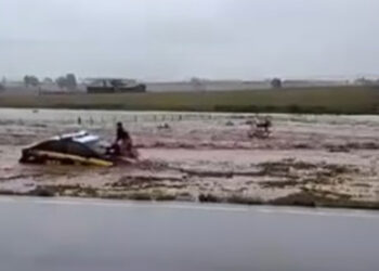 VÍDEO: viatura da PRF é arrastada pela água em estrada durante chuva no RS