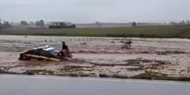 VÍDEO: viatura da PRF é arrastada pela água em estrada durante chuva no RS
