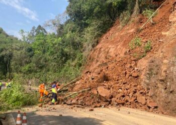 Rodovia ERS-122 entre Antônio Prado e Flores da Cunha bloqueada devido a nova queda de barreira sem previsão de liberação