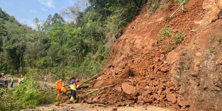 Rodovia ERS-122 entre Antônio Prado e Flores da Cunha bloqueada devido a nova queda de barreira sem previsão de liberação