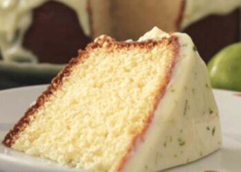 Bolo de iogurte com cobertura de creme de limão