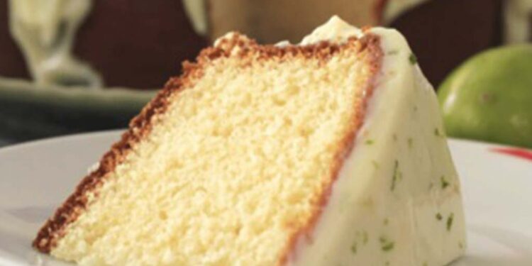 Bolo de iogurte com cobertura de creme de limão