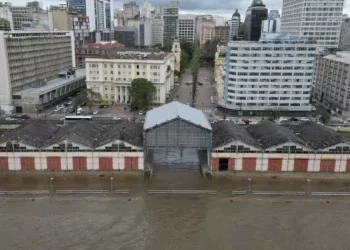 Guaíba recua e fica abaixo da cota de inundação no Centro de Porto Alegre