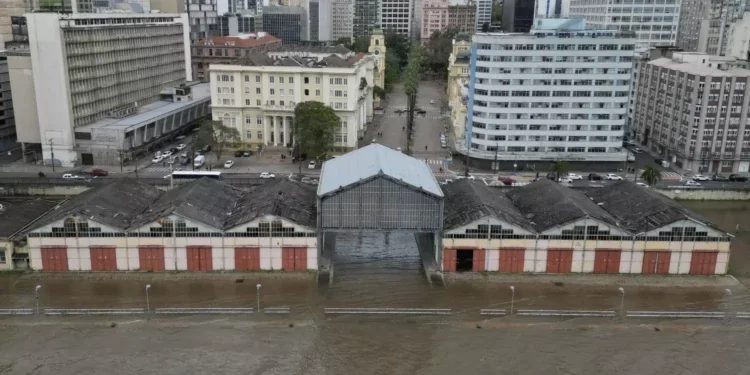 Guaíba recua e fica abaixo da cota de inundação no Centro de Porto Alegre