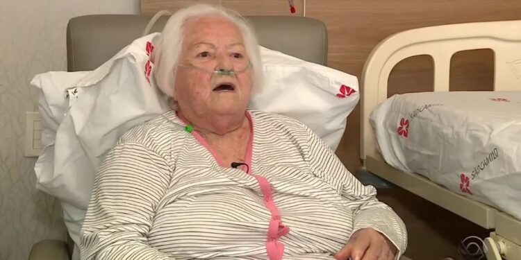 Morre mulher de 99 anos que ficou 9 horas agarrada em parreira à espera de resgate após enchente no RS