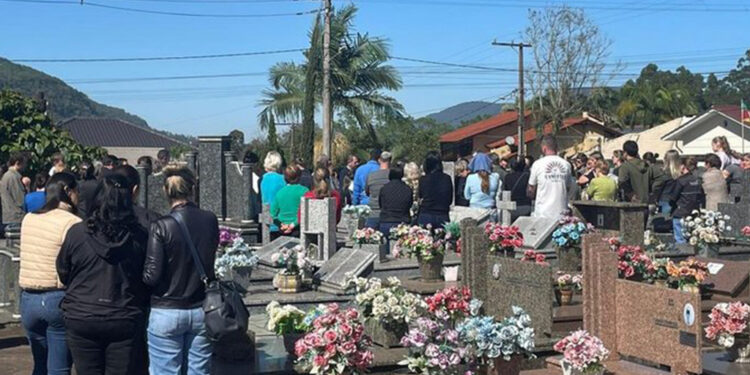 Bebê de sete meses e irmão de sete anos mortos por enchente são enterrados em Roca Sales