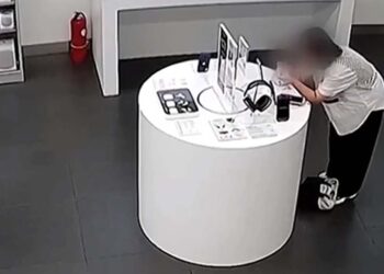 Mulher rói cabo de segurança que prendia iPhone ao balcão para roubar aparelho