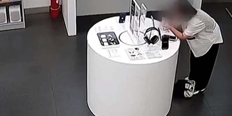 Mulher rói cabo de segurança que prendia iPhone ao balcão para roubar aparelho