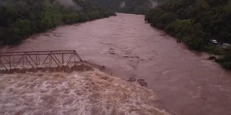 Governo gaúcho dispensa licenciamento ambiental para reconstrução de pontes nos municípios atingidos pelas enchentes