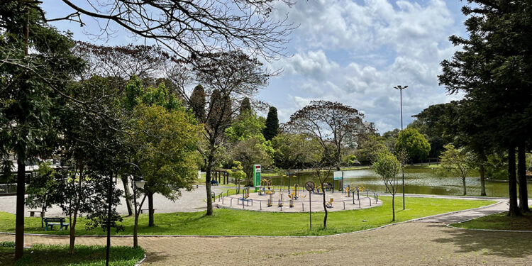 Assaltante Armado Aborda Três Jovens no Parque dos Pinheiros em Farroupilha