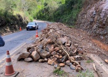 RS-122, entre Flores e Antônio Prado, segue no sistema pare e siga