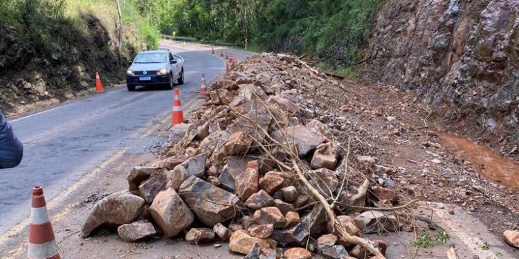 RS-122, entre Flores e Antônio Prado, segue no sistema pare e siga