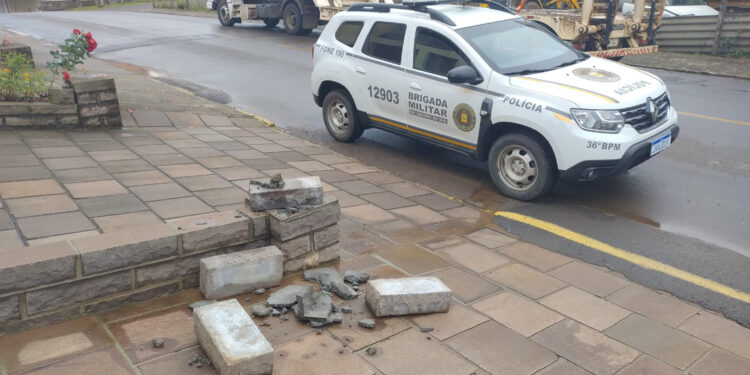 Brigada Militar Registra Fuga de Veículo e Danos a Propriedade Residencial