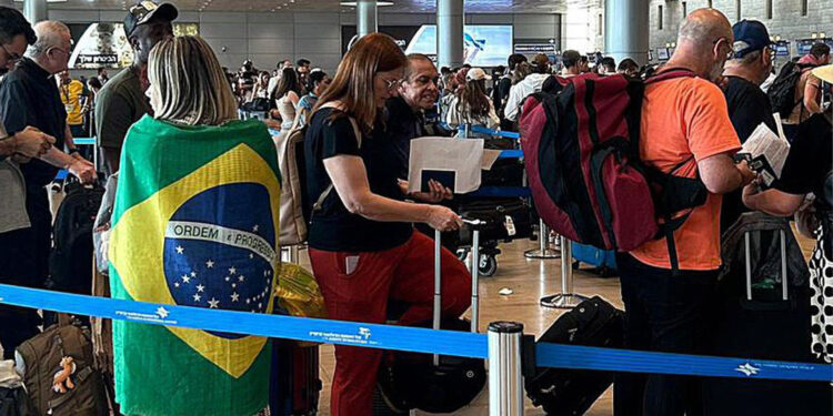 Primeiro avião de resgate parte de Israel trazendo 211 brasileiros