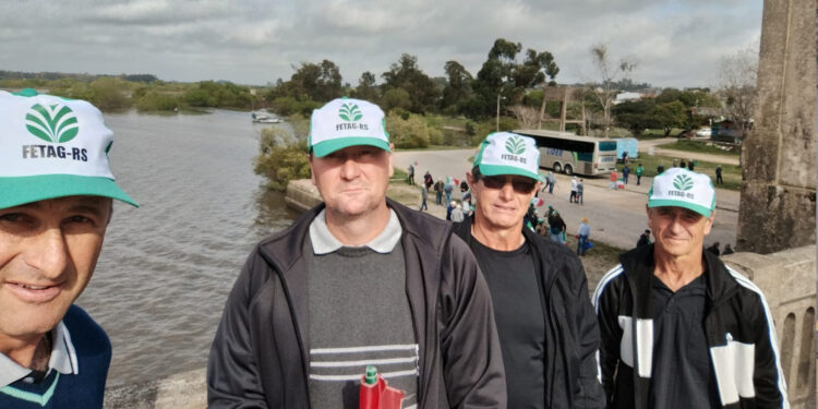 Agricultores de Nova Roma do Sul e Antônio Prado se Unem em Protesto Contra o Preço Baixo e a Importação de Lácteos do Mercosul