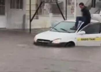 Taxista se abriga em cima de carro para fugir de alagamento em Santana do Livramento