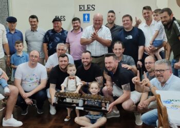 Amigos arrematam Réprica da Ponte por R$11 mil em leilão beneficente para reconstrução da Ponte de Ferro em Nova Roma do Sul