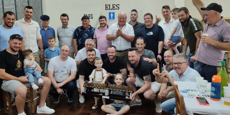 Amigos arrematam Réprica da Ponte por R$11 mil em leilão beneficente para reconstrução da Ponte de Ferro em Nova Roma do Sul