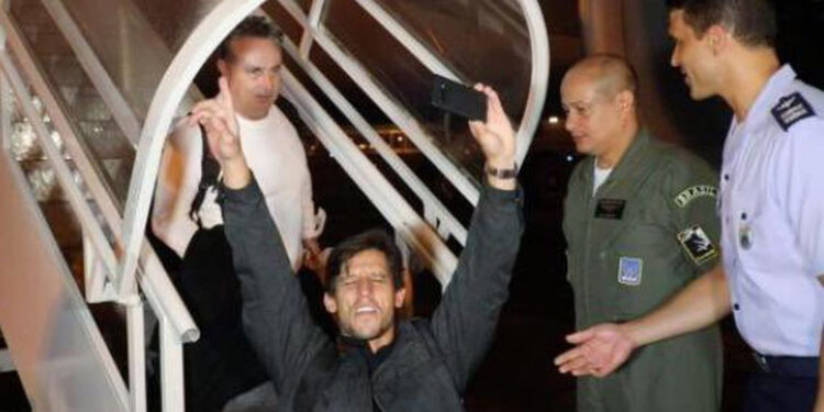 Avião com o primeiro grupo de brasileiros resgatados em Israel pousa em Brasília