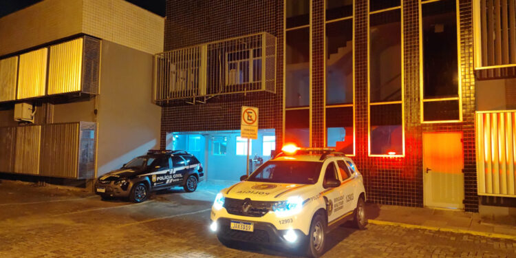 VIOLÊNCIA DOMÉSTICA: Homem tenta estrangular o pescoço de sua companheira em Nova Roma Do Sul e mulher consegue fugir