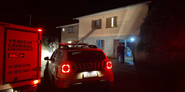Homem é encontrado morto na frente de casa em Flores da Cunha