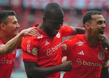 Inter domina o Grêmio em casa e vence o Gre-Nal por 3 a 2