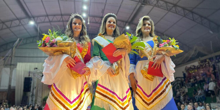 Vitória Mariane dos Santos Sartor é eleita rainha de Ipê: Brenda Farias e Érica Pauletti são as princesas da Agroecologia