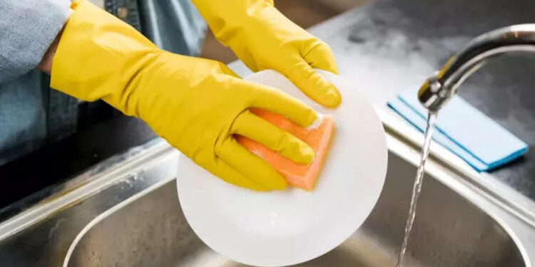 Homem processa ex-namorada por fazer serviços domésticos enquanto ela viajava