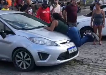 Mulher se joga em capô de carro ao supostamente flagrar traição em Maceió; veja vídeo