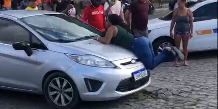 Mulher se joga em capô de carro ao supostamente flagrar traição em Maceió; veja vídeo