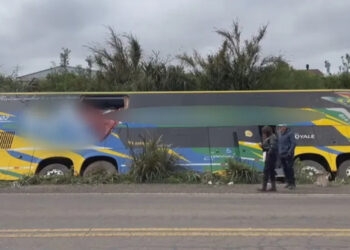 Ônibus de turismo sai da pista e deixa 17 passageiros feridos na BR-158, no RS