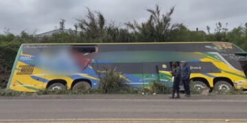 Ônibus de turismo sai da pista e deixa 17 passageiros feridos na BR-158, no RS