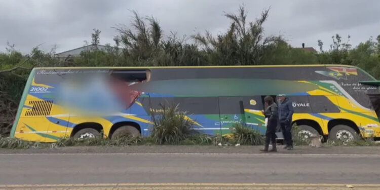 Ônibus de turismo sai da pista e deixa 17 passageiros feridos na BR-158, no RS