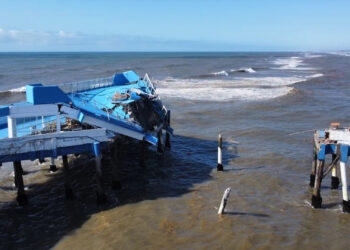Ponto turístico do litoral do RS, plataforma marítima de Atlântida desaba