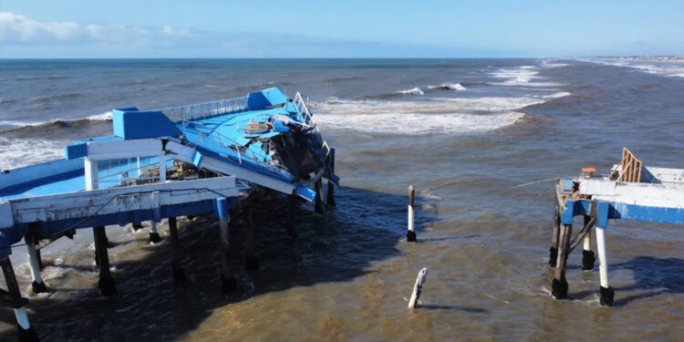 Ponto turístico do litoral do RS, plataforma marítima de Atlântida desaba