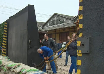 Nível do Guaíba aumenta, se aproxima da cota de inundação e prefeitura de Porto Alegre volta a fechar comportas